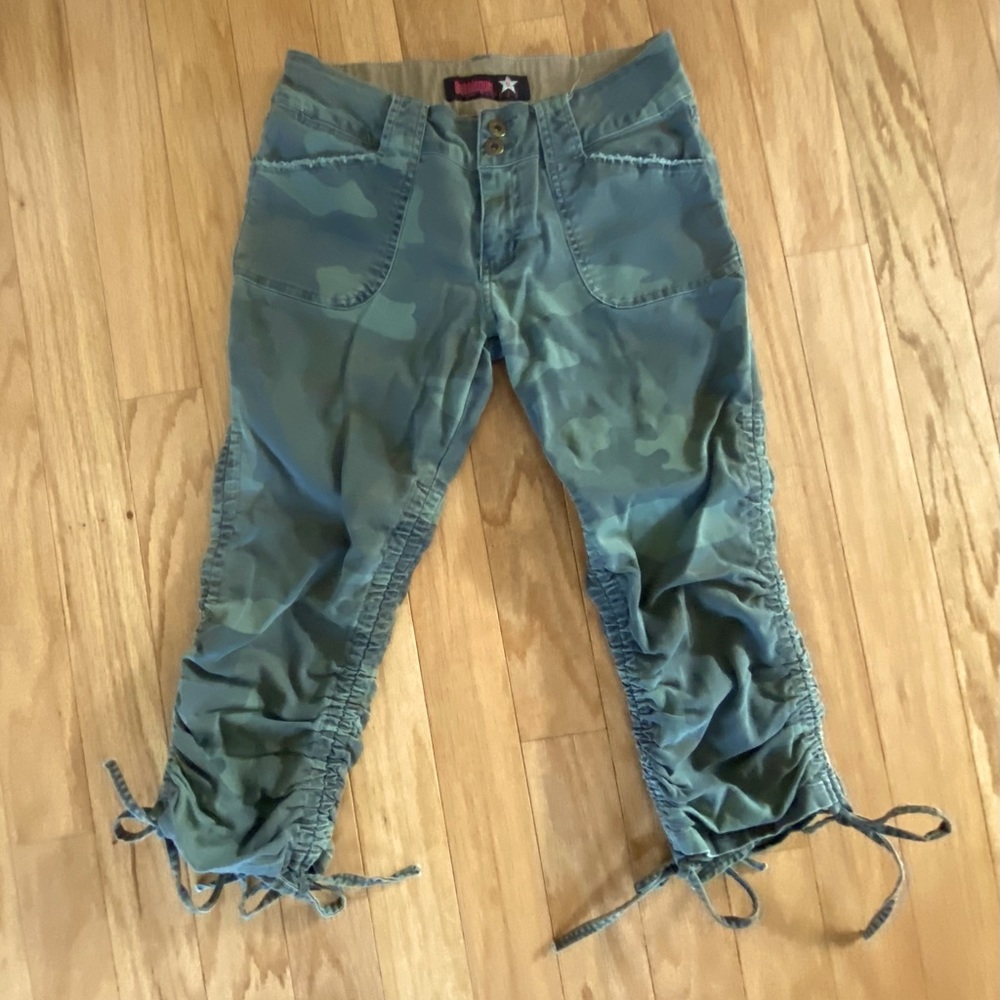 Bubblegum - Camouflage Low-Rise  Fitted Capri Pants